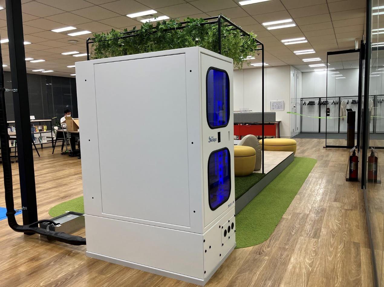 オフィスに設置されたマイクロデータセンター（実機）