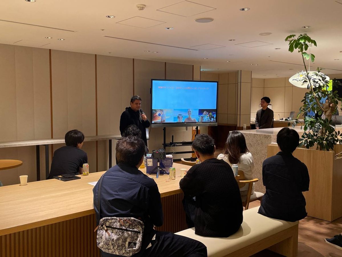 会場は東京・青山。前半は紹介、後半はフリートークという構成で行いました。