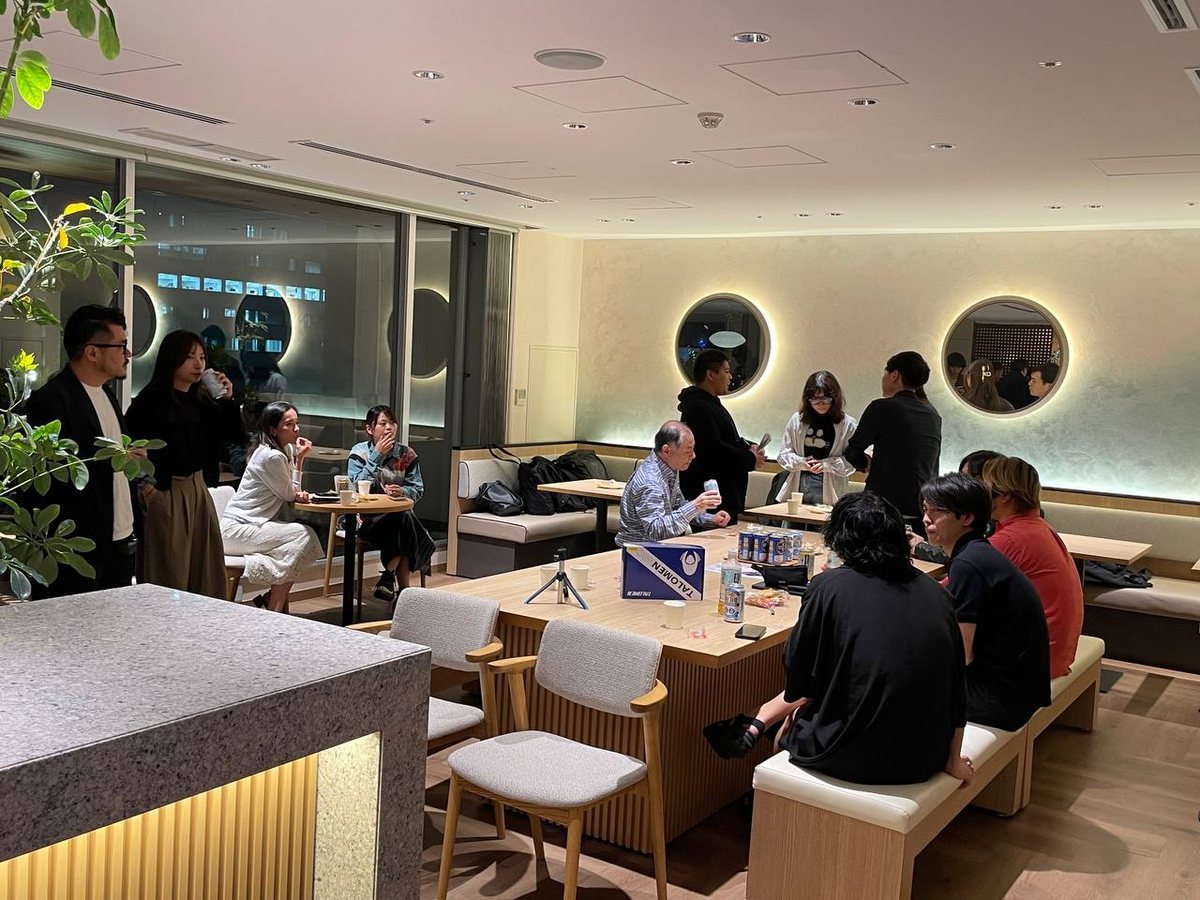 会場のラウンジでも、会話が続いていました。